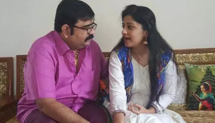 సెలబ్రిటీల జాతకాలు చెప్పే వేణు స్వామి లీలలు.. ఆమెతో సీక్రెట్గా లవ్ సెలబ్రిటీల జాతకాలు చెప్పే వేణు స్వామి లీలలు.. ఆమెతో సీక్రెట్గా లవ్