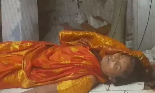 రోడ్డు ప్రమాదంలో అంగన్వాడీ టీచర్ స్పాట్ డెడ్