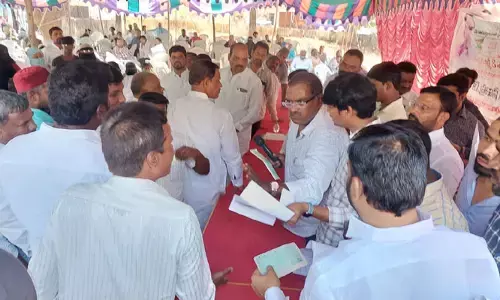 కల్యాణలక్ష్మి, షాదీముబారక్ చెక్కుల పంపిణీలో రగడ (వీడియో)