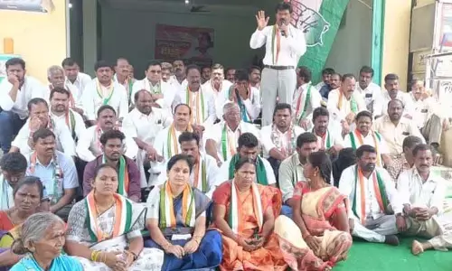 భూపాలపల్లిలో కాంగ్రెస్ ప్రజాస్వామ్య పరిరక్షణ దీక్ష..