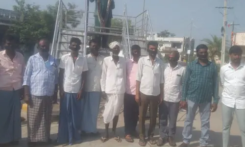 మంత్రి కేటీఆర్ కు దళితబంధు సెగ