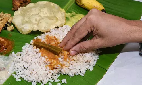 అన్నం తిన్న ప్లేట్‌లోనే చేయి కడుగుతున్నారా.. ఎంత అరిష్టమంటే?