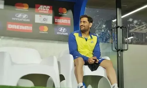 స్టేడియంలో కుర్చీలకు పెయింటింగ్ వేసిన ధోనీ.. వీడియో