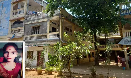 గురుకుల పాఠశాల విద్యార్థిని మృతి... తల్లిదండ్రుల ఆందోళన