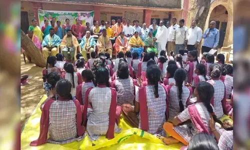 సన్మాన కార్యక్రమానికి పాఠశాల వేదిక.. ఎండలో ఇబ్బందులు పడ్డ స్కూల్ విద్యార్థులు