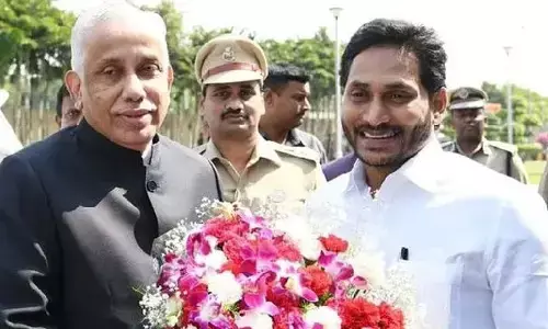 గ‌వ‌ర్న‌ర్‌తో సీఎం జగన్ భేటీ
