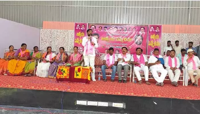 గులాబీ తమ్ముళ్ళను కంటికి రెప్పలా కాపాడుకుంటా.. గులాబీ తమ్ముళ్ళను కంటికి రెప్పలా కాపాడుకుంటా..