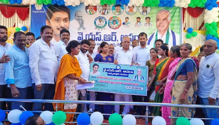 మహిళలకు ఆసరా పథకం ఓ వరం.. నర్సీపట్నం ఎమ్మెల్యే ఉమా శంకర్ గణేష్ మహిళలకు ఆసరా పథకం ఓ వరం.. నర్సీపట్నం ఎమ్మెల్యే ఉమా శంకర్ గణేష్