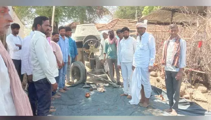 సీసీ రోడ్ పనులను ప్రారంభించిన గ్రామ సర్పంచ్.. సీసీ రోడ్ పనులను ప్రారంభించిన గ్రామ సర్పంచ్..