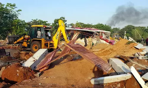 రూ.500 కోట్లు విలువ చేసే భూమి కబ్జా.. అక్రమ నిర్మాణాలు కూల్చివేత
