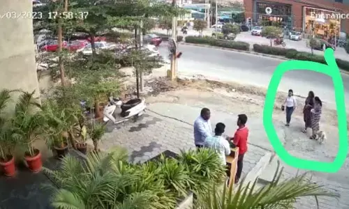 నానక్ రాంగూడలో యువతిపై వీధికుక్క దాడి