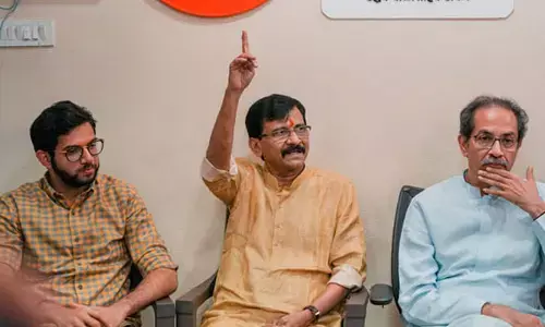 పరువు నష్టం కేసులో ఉద్ధవ్, ఆదిత్య ఠాక్రే, సంజయ్ రౌత్‌లకు సమన్లు​జారీ