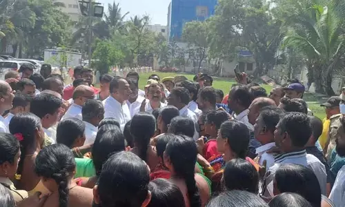 ఇళ్ల పట్టాల పంపిణీకి విచ్చేసిన మంత్రి మల్లారెడ్డికి నిరసన సెగ..