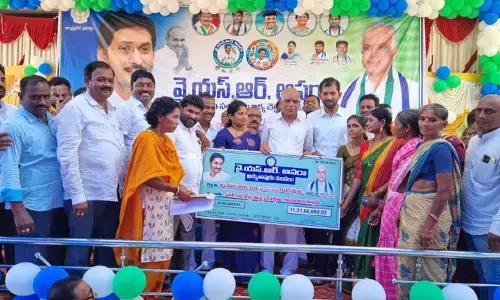 మహిళలకు ఆసరా పథకం ఓ వరం.. నర్సీపట్నం ఎమ్మెల్యే ఉమా శంకర్ గణేష్