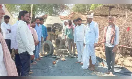 సీసీ రోడ్ పనులను ప్రారంభించిన గ్రామ సర్పంచ్..