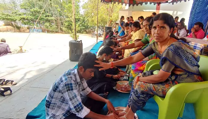 ఆదర్శంగా ఫేర్వెల్ పార్టీ! (వీడియో) ఆదర్శంగా ఫేర్వెల్ పార్టీ! (వీడియో)