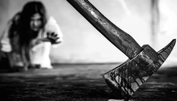 ఆ పనికి అడ్డుపడ్డారని తల్లిదండ్రులను గొడ్డలితో అతి కిరాతకంగా చంపిన కూతురు ఆ పనికి అడ్డుపడ్డారని తల్లిదండ్రులను గొడ్డలితో అతి కిరాతకంగా చంపిన కూతురు