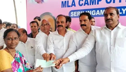 లబ్ధిదారులకు కల్యాణలక్ష్మీ, షాదీ ముబారక్ చెక్కుల పంపిణీ లబ్ధిదారులకు కల్యాణలక్ష్మీ, షాదీ ముబారక్ చెక్కుల పంపిణీ