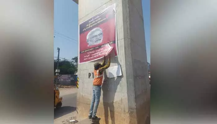 మోడీని కించపరుస్తూ వరంగల్ హైవే పిల్లర్లకు పోస్టర్లు కలకలం.. మోడీని కించపరుస్తూ వరంగల్ హైవే పిల్లర్లకు పోస్టర్లు కలకలం..