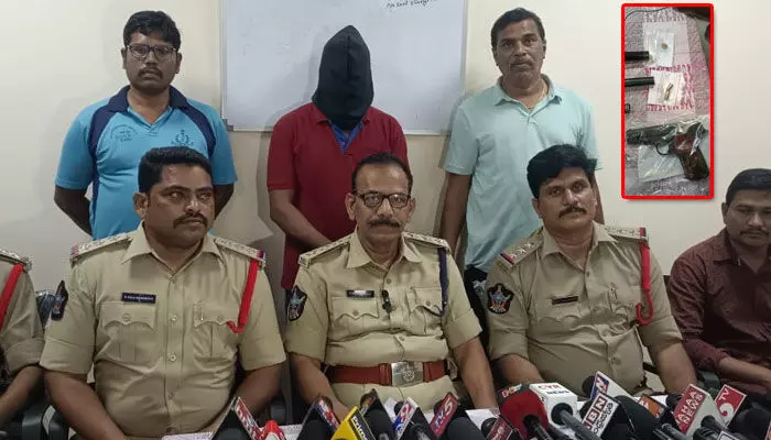 Pulivendula Firing Case: భరత్ యాదవ్ అరెస్ట్.. తుపాకీ, బుల్లెట్లు స్వాధీనం Pulivendula Firing Case: భరత్ యాదవ్ అరెస్ట్.. తుపాకీ, బుల్లెట్లు స్వాధీనం