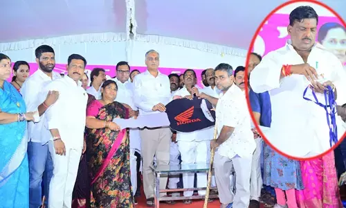 250 మందికి స్కూటీలు పంచిన ఎమ్మెల్యే మహిపాల్ రెడ్డి.. ఉద్వేగానికి లోనైన దివ్యాంగులు