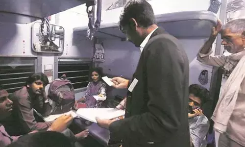 టికెట్ లేని ప్రయాణికుల నుంచి ₹300 కోట్లు వసూలు చేసిన సెంట్రల్ రైల్వే