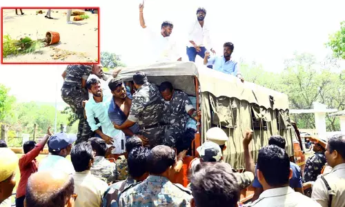 బ్రేకింగ్: రణరంగంగా కేయూ క్యాంపస్.. విద్యార్థులపై పోలీసుల లాఠీ ఛార్జ్!