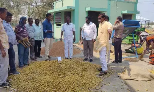 మార్కెట్ యార్డులో పసుపు రైతుల నిలువుదోపిడి..