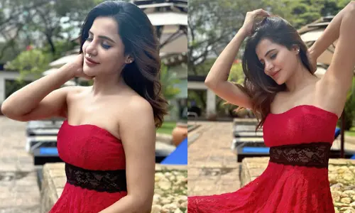 హాత్ లు లేపిన అషు రెడ్డి
