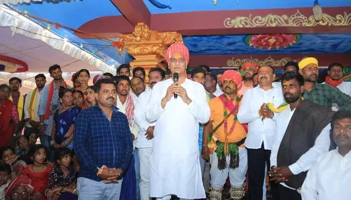 కుర్మలు అంటే సీఎం కేసీఆర్ కు గౌరవం: మంత్రి హరీష్ రావు కుర్మలు అంటే సీఎం కేసీఆర్ కు గౌరవం: మంత్రి హరీష్ రావు