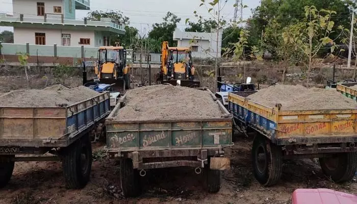 అక్రమంగా ఇసుక తరలిస్తున్న ట్రాక్టర్ల పట్టివేత.. అక్రమంగా ఇసుక తరలిస్తున్న ట్రాక్టర్ల పట్టివేత..