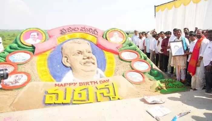 ఎమ్మెల్యే మర్రికి అభిమాని అరుదైన కానుక.. ఎమ్మెల్యే మర్రికి అభిమాని అరుదైన కానుక..