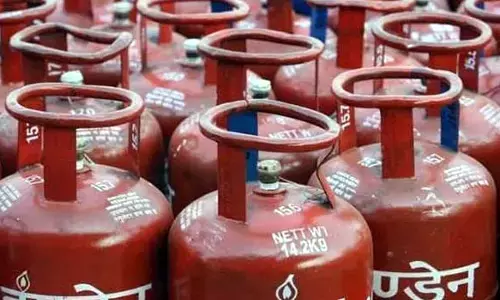 పండుగ నాడు గ్యాస్ సిలిండర్ ధరలు ఎలా ఉన్నాయంటే..