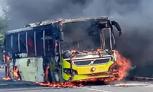 బస్సులో చెలరేగిన మంటలు.. తప్పిన పెను ప్రమాదం