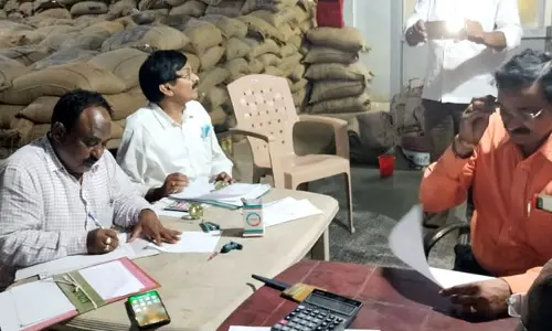 రెండు లారీల పీడీఎస్ బియ్యం దారి మళ్లింపు.. అవినీతి అధికారులపై వేటు