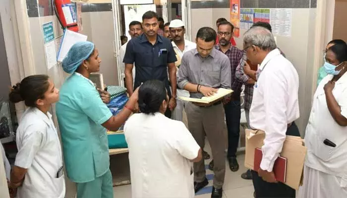 మెరుగైన వైద్య సేవలు అందించాలి.. జిల్లా కలెక్టర్ బొర్కడే హేమంత్ సహదేవరావు మెరుగైన వైద్య సేవలు అందించాలి.. జిల్లా కలెక్టర్ బొర్కడే హేమంత్ సహదేవరావు