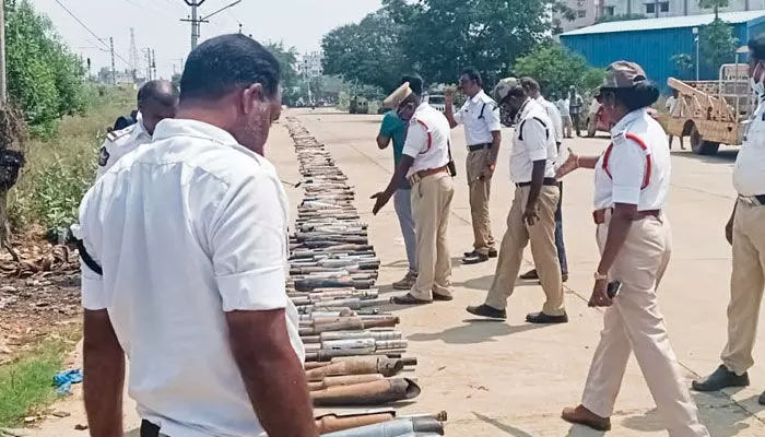 Nellore: ధ్వని సైలెన్సర్ల బైకర్లపై పోలీసులు ఉక్కుపాదం Nellore: ధ్వని సైలెన్సర్ల బైకర్లపై పోలీసులు ఉక్కుపాదం