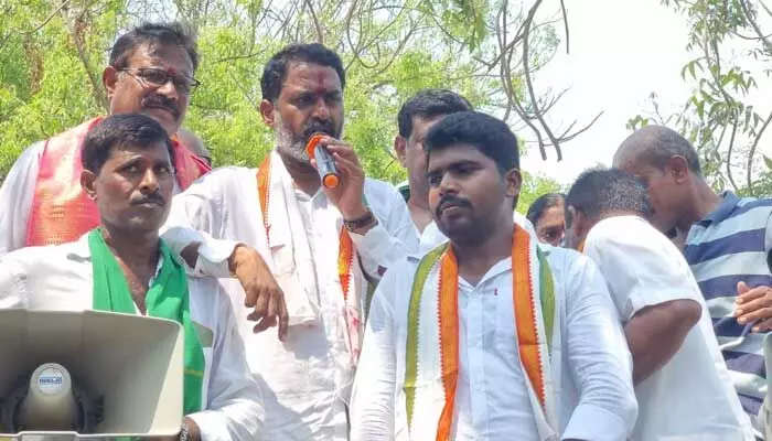 గ్రామాలలో మౌలిక వసతులు, సంక్షేమ పథకాలు గాలికి వదిలేశారు.. గ్రామాలలో మౌలిక వసతులు, సంక్షేమ పథకాలు గాలికి వదిలేశారు..