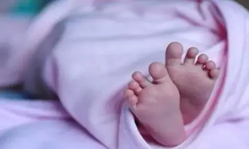Baby: ప్రమాదవశాత్తు వేడి నీటిలో పడి 8 నెలల చిన్నారి మృతి