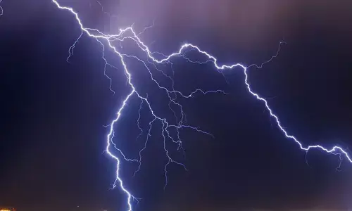 అరగంటలో 5,450 పిడుగులు.. ఎక్కడంటే?