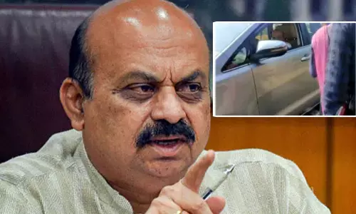 సీఎం కారు ఆకస్మిక తనిఖీ చేసిన ఫ్లైయింగ్ స్క్వాడ్ (వీడియో)