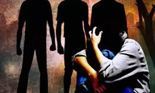 పార్కు నుంచి ఎత్తుకెళ్లి యువతిపై గ్యాంగ్ రేప్