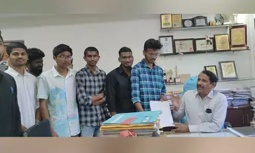 జేఎన్​టీయూహెచ్​లో విద్యార్థుల ఆందోళన..సమస్యలు పరిష్కరించాలని డిమాండ్