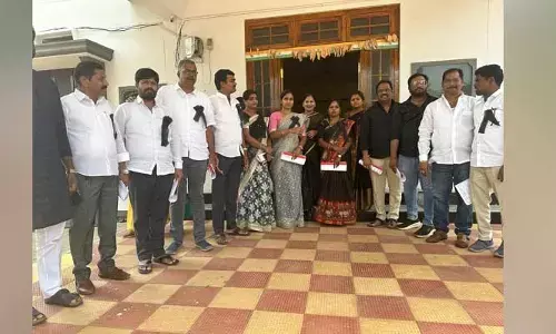 చైర్మన్, వైస్ చైర్మన్ ల వైఖరికి నిరసనగా సమావేశాన్ని బహిష్కరించిన కౌన్సిలర్లు..