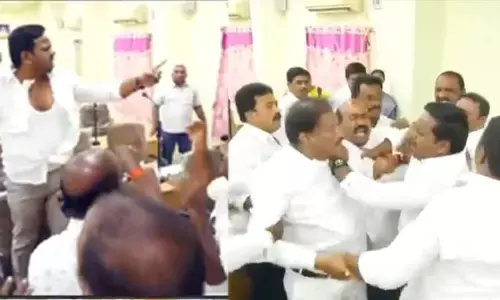 Tenali: బూతులు తిట్టుకుంటూ కౌన్సిలర్ల కొట్లాట (Viral Video)