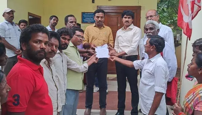 Municipal Workers: మూడు నెలలుగా జీతాలు అందలేదు Municipal Workers: మూడు నెలలుగా జీతాలు అందలేదు