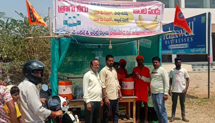 అంజన్న స్వాముల ఆకలి తీరుస్తున్న పాషా అంజన్న స్వాముల ఆకలి తీరుస్తున్న పాషా
