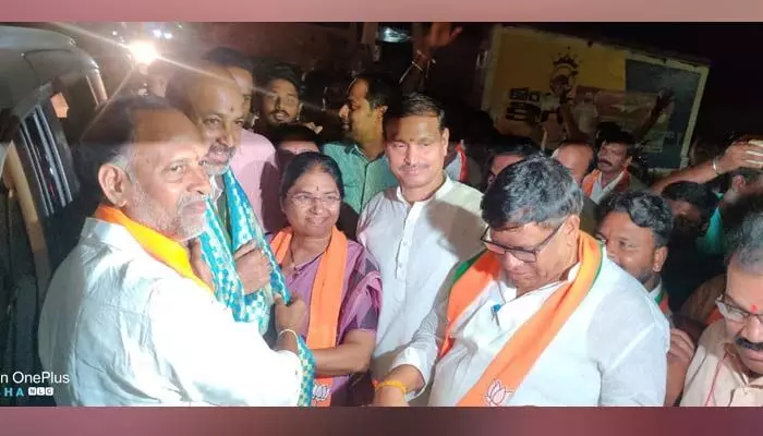 బీజేపీ అధ్యక్షుడు బండి సంజయ్ కి నల్లగొండ బీజేపీ శ్రేణుల స్వాగతం.. బీజేపీ అధ్యక్షుడు బండి సంజయ్ కి నల్లగొండ బీజేపీ శ్రేణుల స్వాగతం..