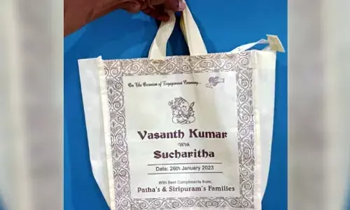 చేతి సంచిపై పెళ్లి పత్రిక.. పర్యావరణ ప్రేమికుడి ఆలోచన అదుర్స్