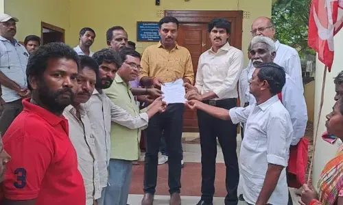 Municipal Workers: మూడు నెలలుగా జీతాలు అందలేదు